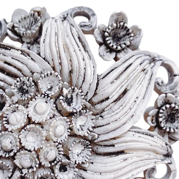 1950s Featherweights White Molded Vintage Plastic Domed Floral Brooch Pin - Picture 4 of 9